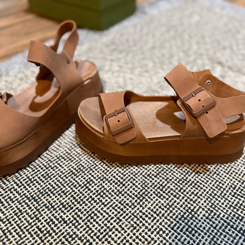 Bryr Tan Stella Platform clogs- new